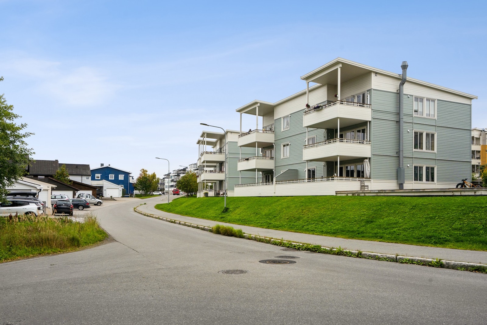Eiendommen ligger i et rolig boligområde med trygge internveier. Galleribilde