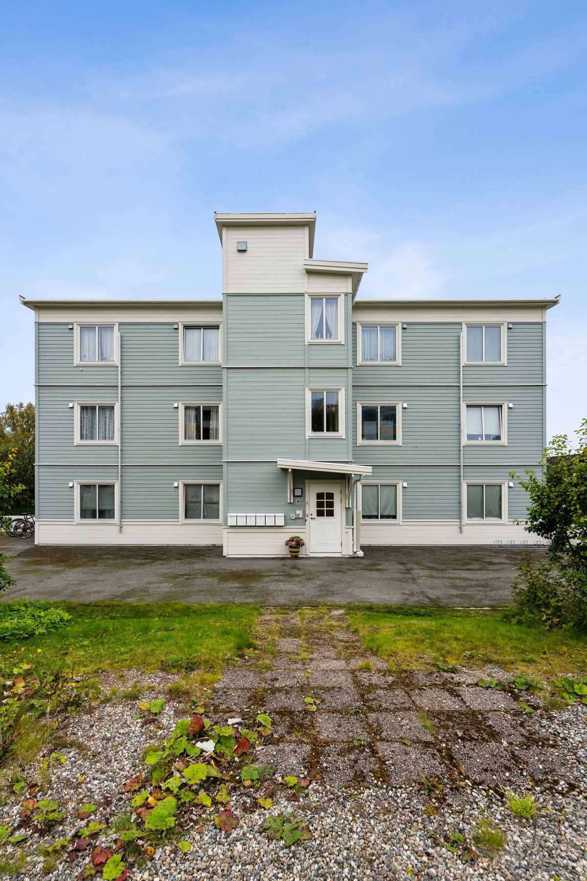 Boligbygget ble oppført i 2001 og har heisadkomst til leilighetsplanene. Galleribilde