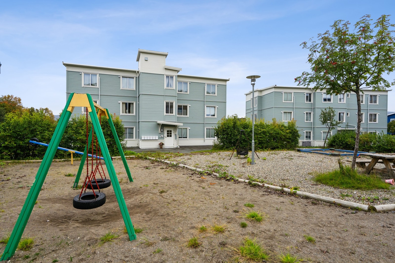 Skjermede fellesarealer med lekeplass og sittebenk i trygge omgivelser. Galleribilde