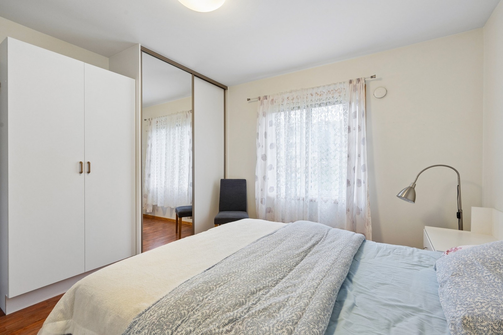 Soverommet har romslig skyvedørsgarderobe med speilfront. Galleribilde