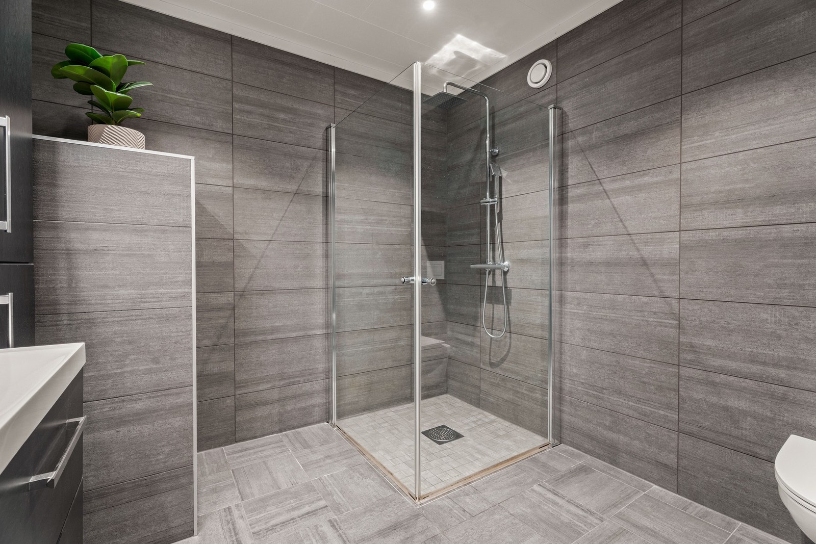 Badet er på 6,4 kvm. Galleribilde