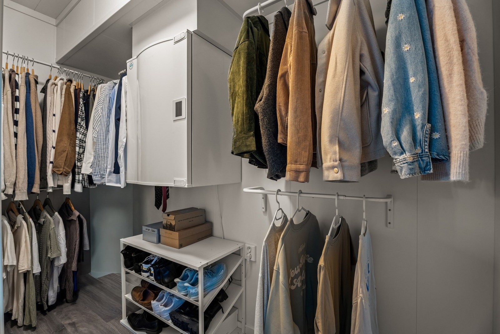 Walk-in garderobe på hovedsoverom. Galleribilde