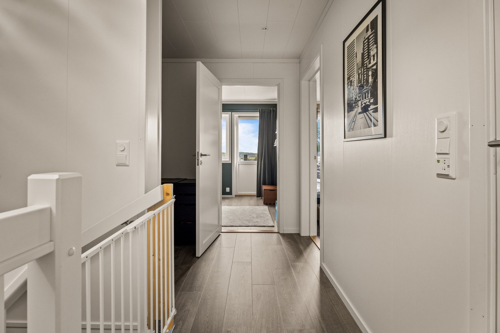 Gang i 2. etasje med tilknytning til alle rom. Galleribilde