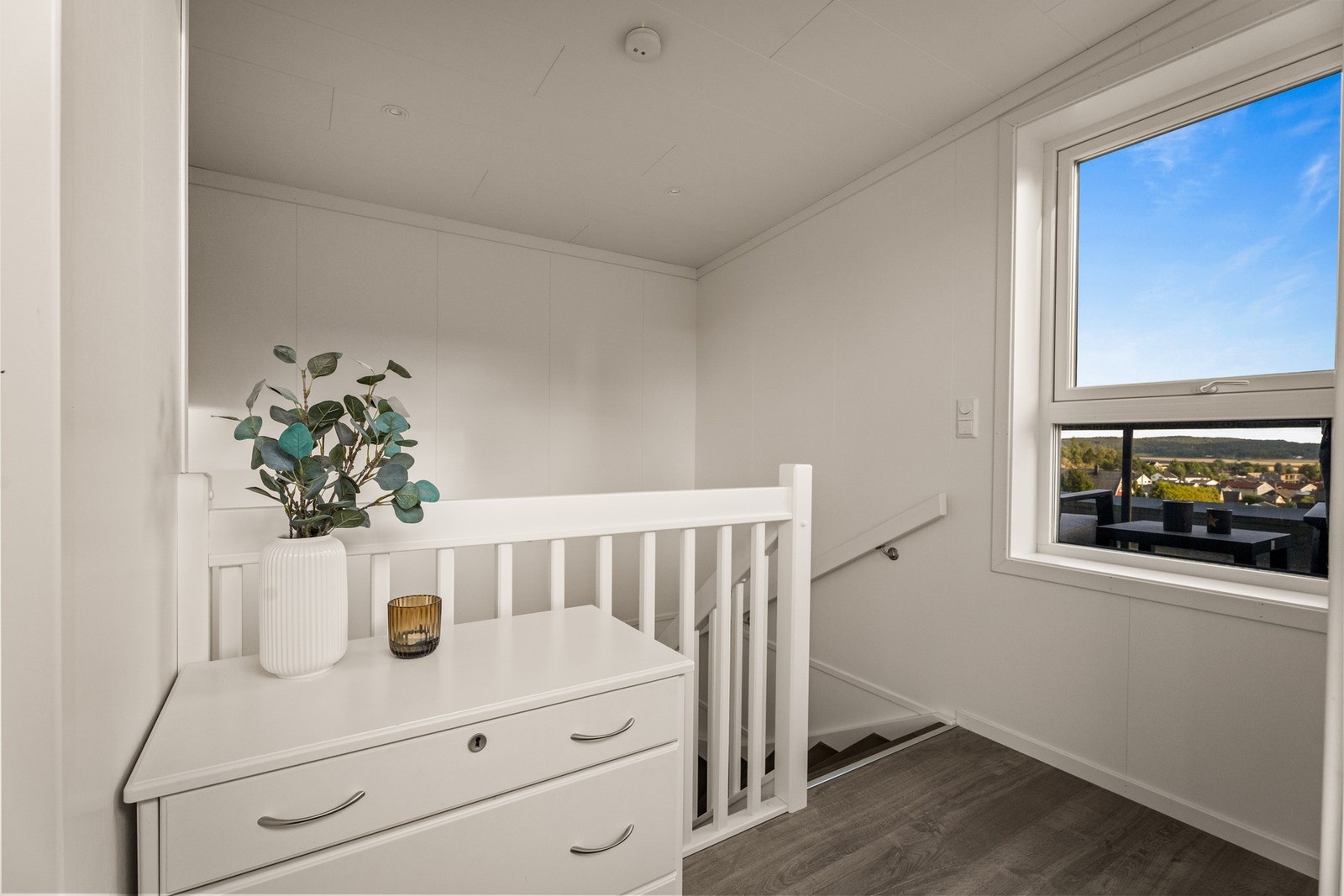 Trappegang med utgang til boligen fantastiske uteplass i 3. etasje. Galleribilde