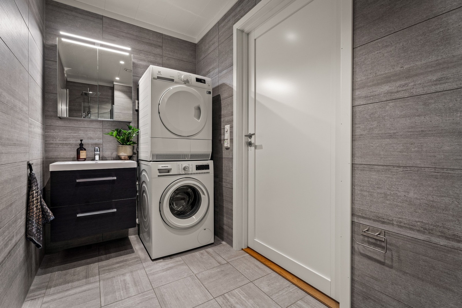 Her har man god plass til både tørkemaskin og vaskemaskin. Galleribilde