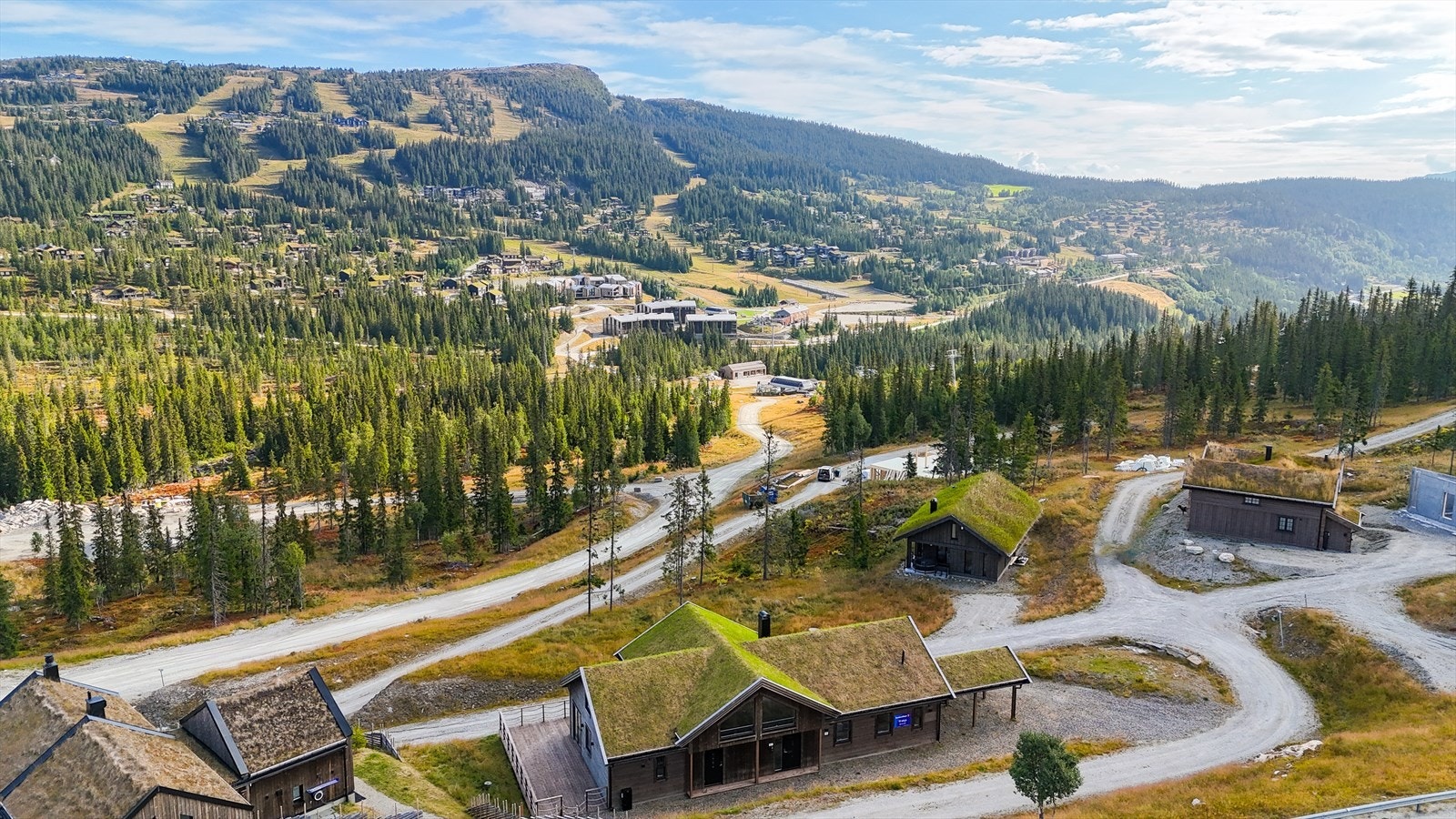 Eiendommen finner du på Varden i Kvitfjell, med kort veg til blant annet Norges største fjellområder Jotunheimen og Rondane. Galleribilde