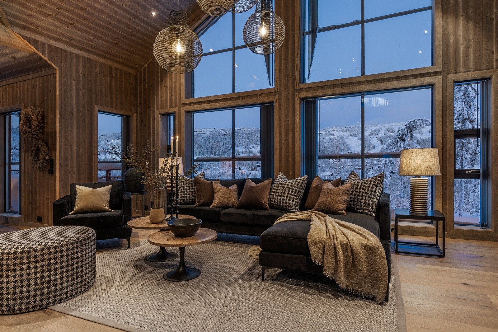 De store vindusflatene slipper naturen inn - her kan utsikten nytes fra sofakroken. Galleribilde