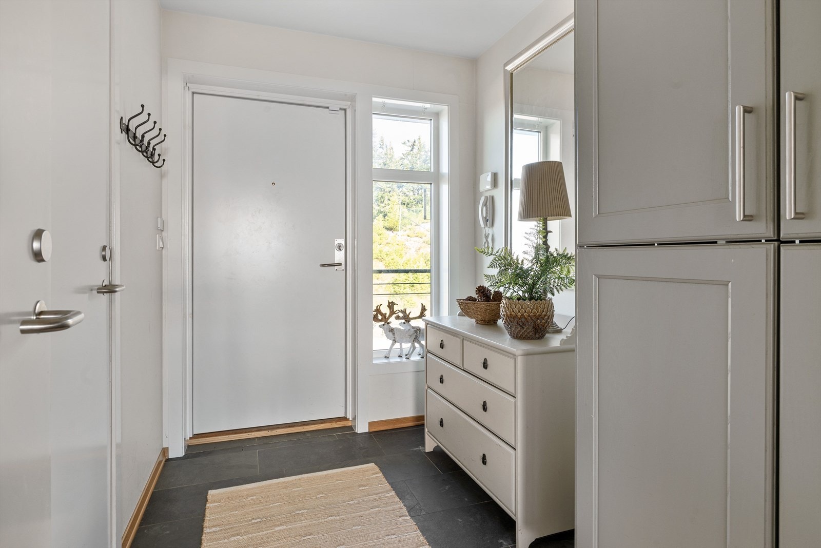 Entréen er flislagt og har god plass til yttertøy og kommode. Galleribilde