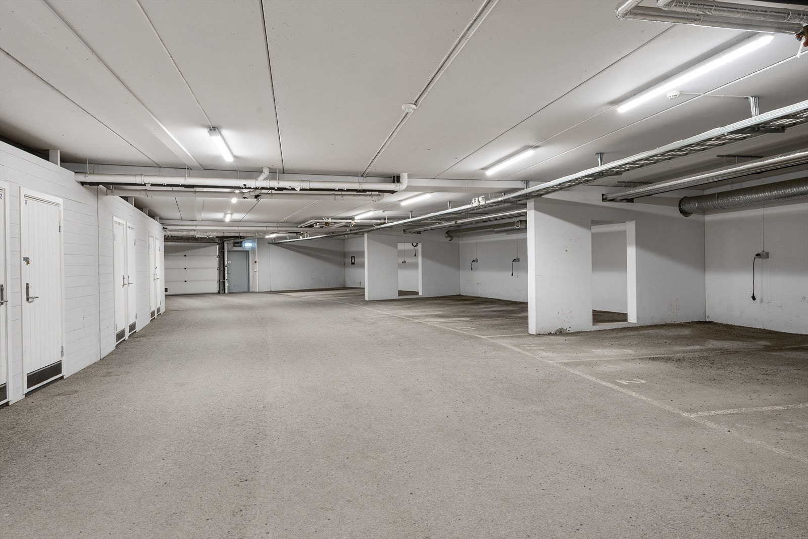 Felles oppvarmet garasjekjeller med parkeringsplass og tilhørende sportsbod. Galleribilde