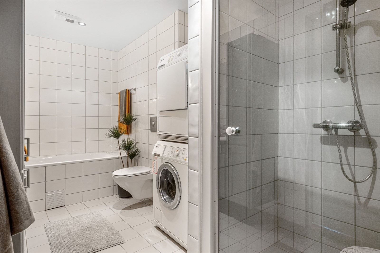Badet har i tillegg separat dusjnisje, vegghengt toalett og opplegg for vaskesøyle. Galleribilde