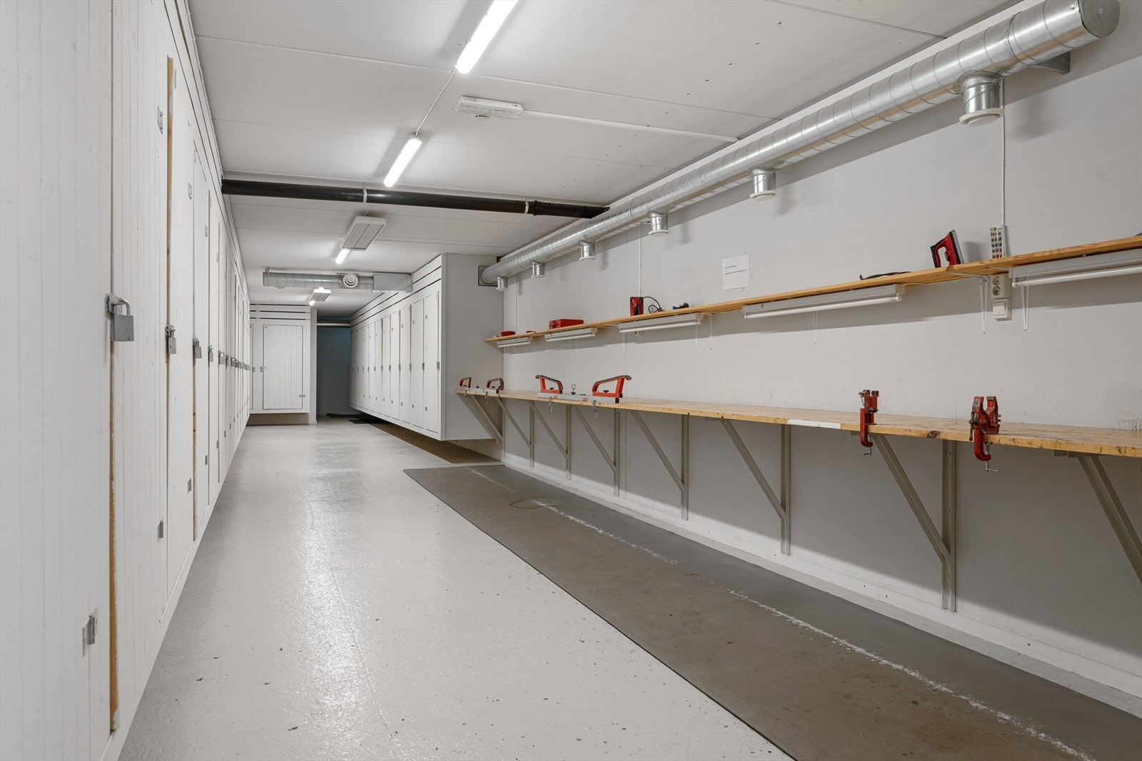 Felles smørerom tilrettelagt for klargjøring av ski. Galleribilde