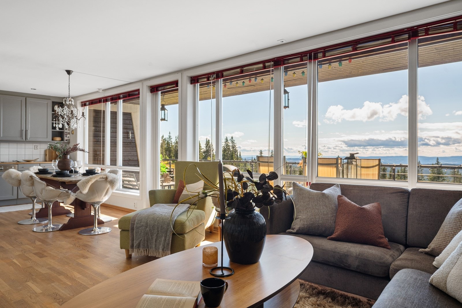 Store vindusflater sørger for rikelig lysinnslipp og utsyn over landskapet. Galleribilde