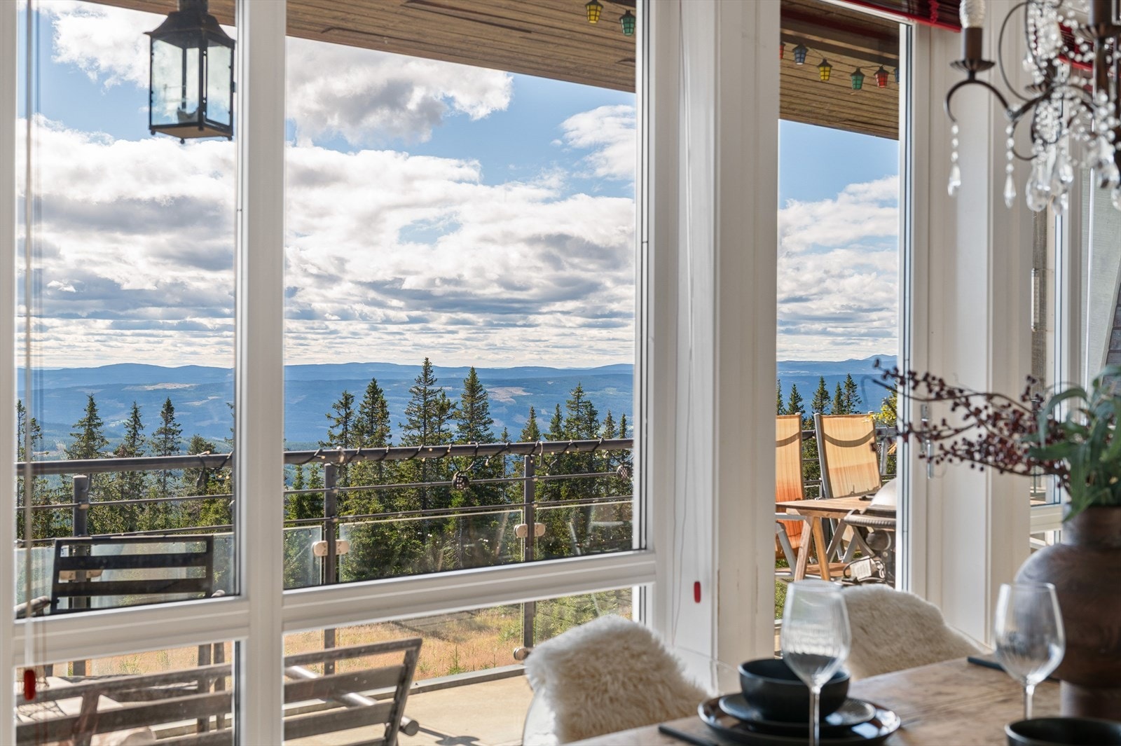 Utsyn mot verandaen og de omkringliggende skogsåsene. Galleribilde