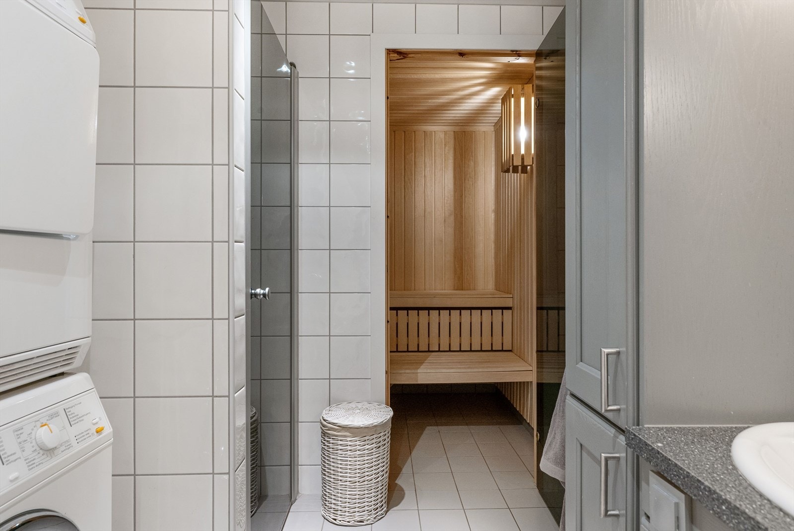 Fra hovedbadet er det direkte adkomst inn til leilighetens badstue. Galleribilde