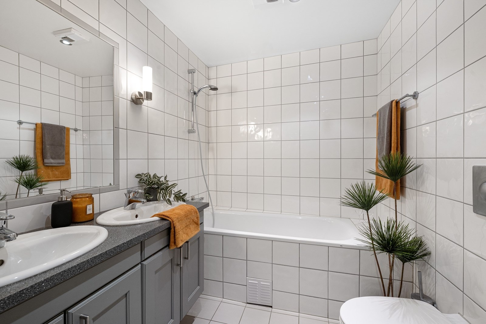 Hovedbadet er helfliset og utstyrt med dobbel servant og innmurt badekar. Galleribilde