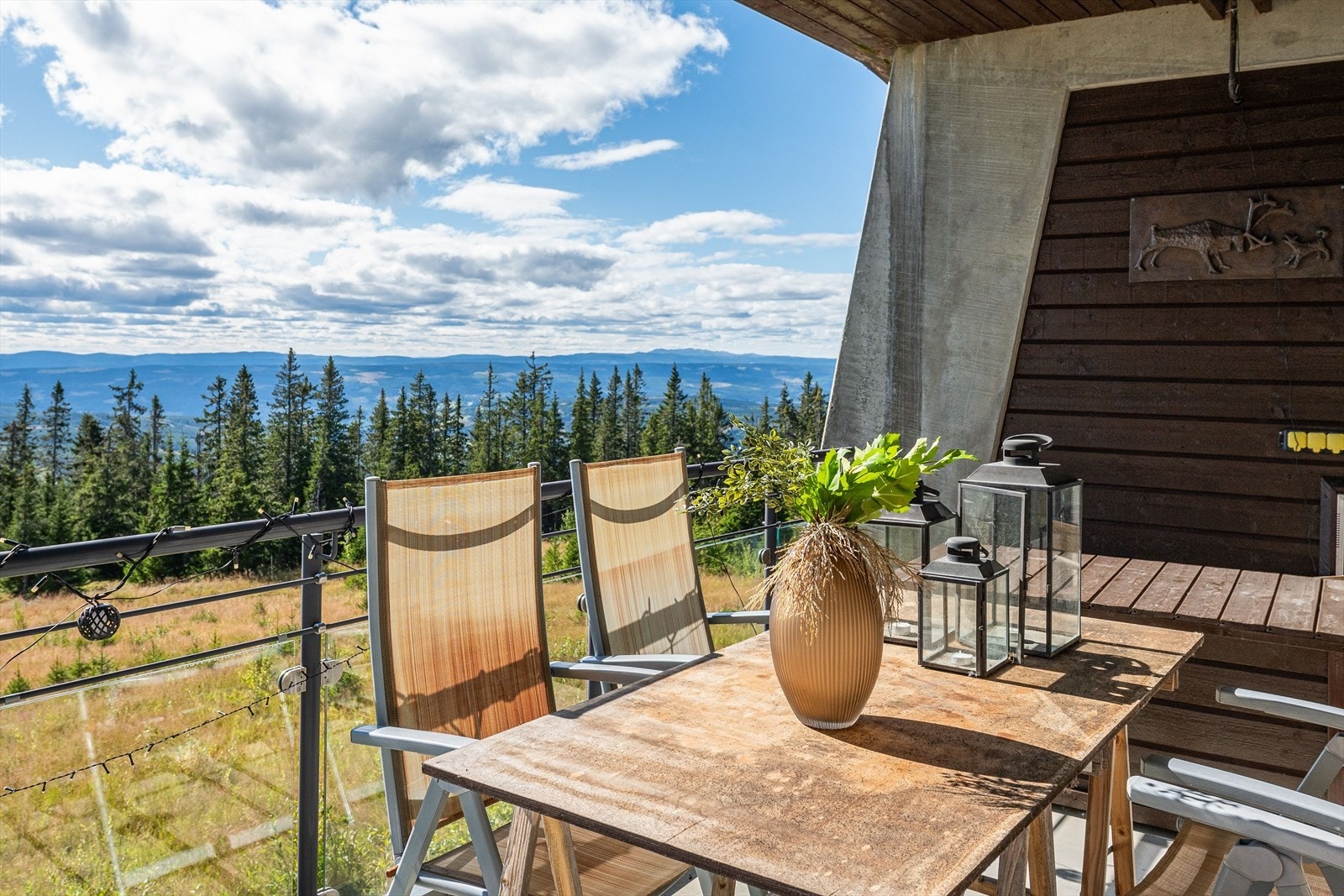 Verandaen har god plass til sittegruppe og spisebord under tak. Galleribilde