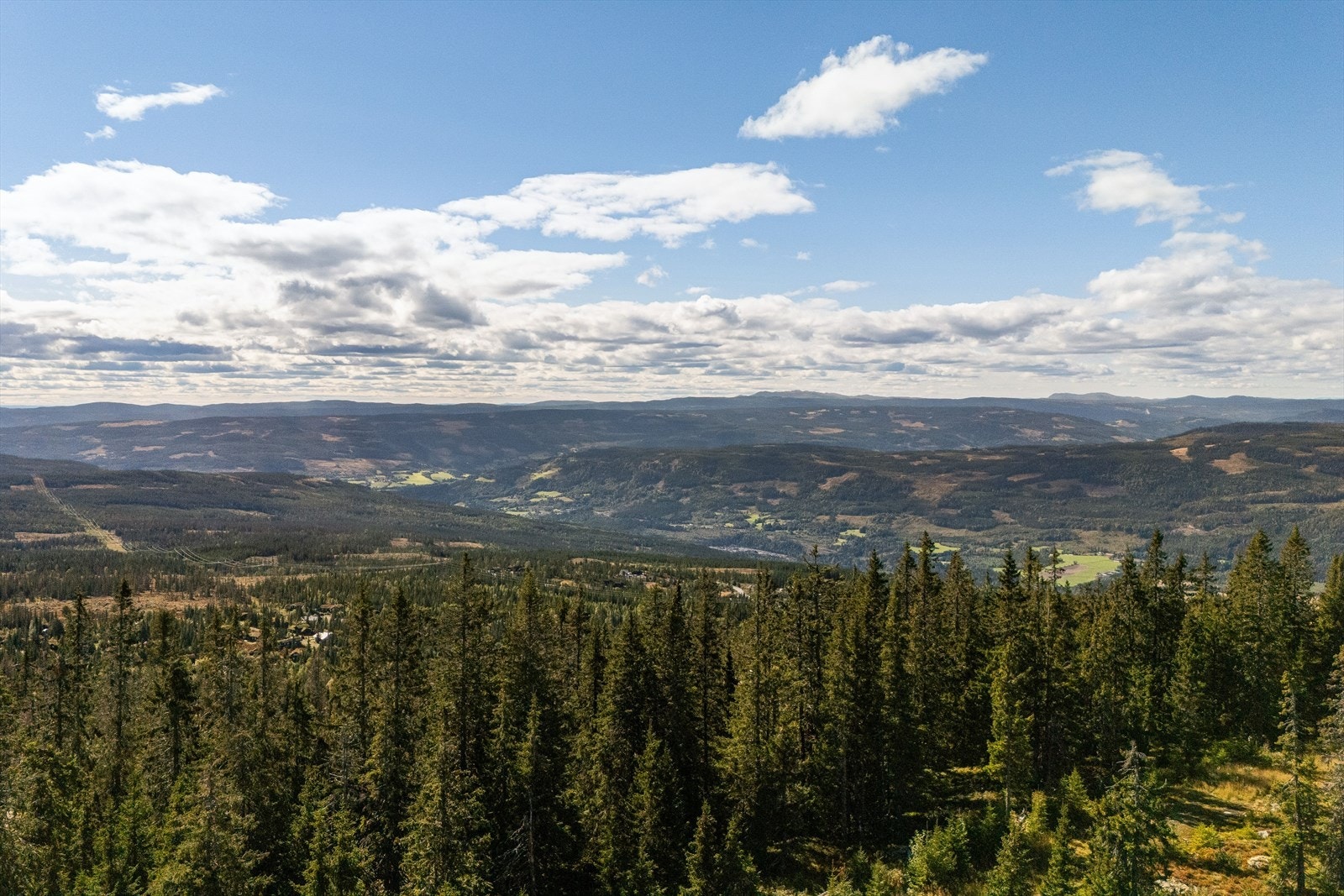 Vidstrakt utsyn over Gudbrandsdalen og de omkringliggende fjellpartiene. Galleribilde