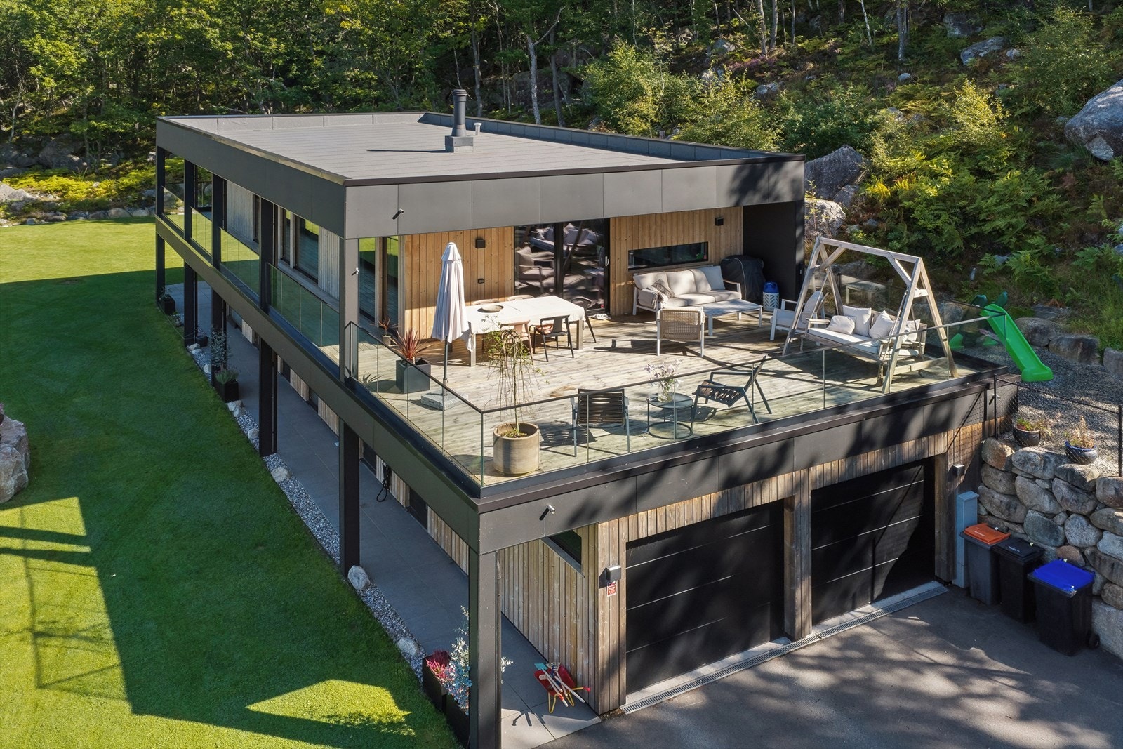Fra stuen har man utgang til en stor altan på 81 m2 som innbyr til fine sommerdager med gode solforhold og nydelig utsikt. Galleribilde