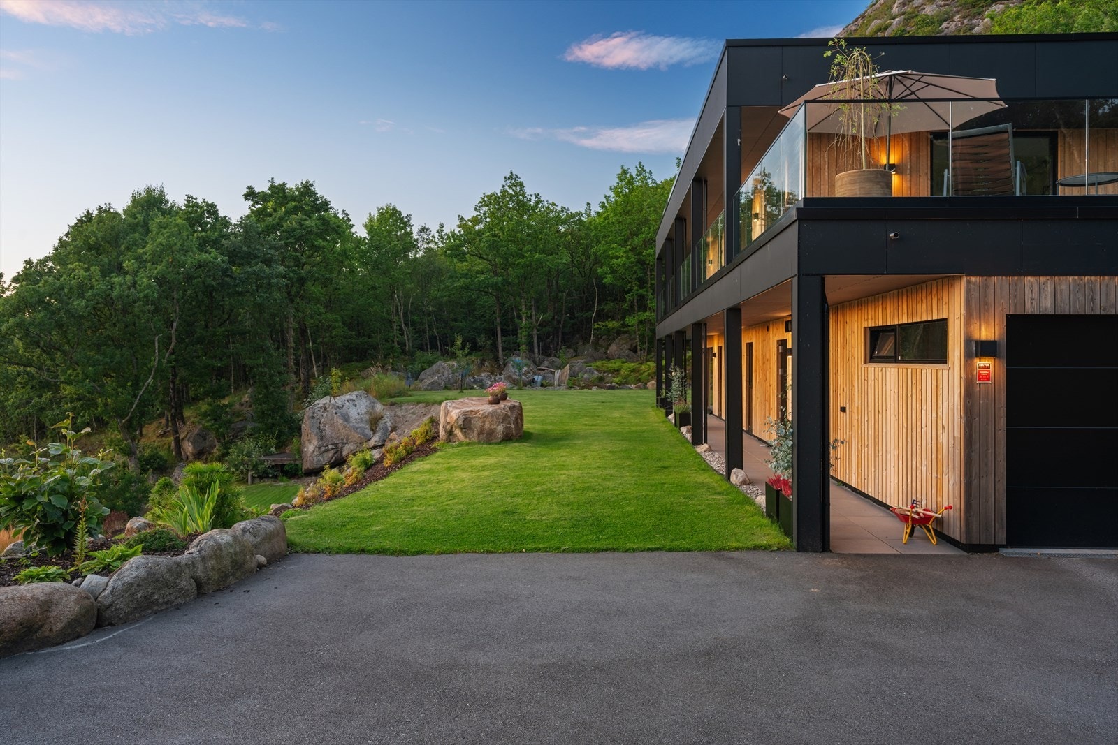 Hagen er tilnærmet flat og har god plass til lek og aktivitet for hele familien. Galleribilde
