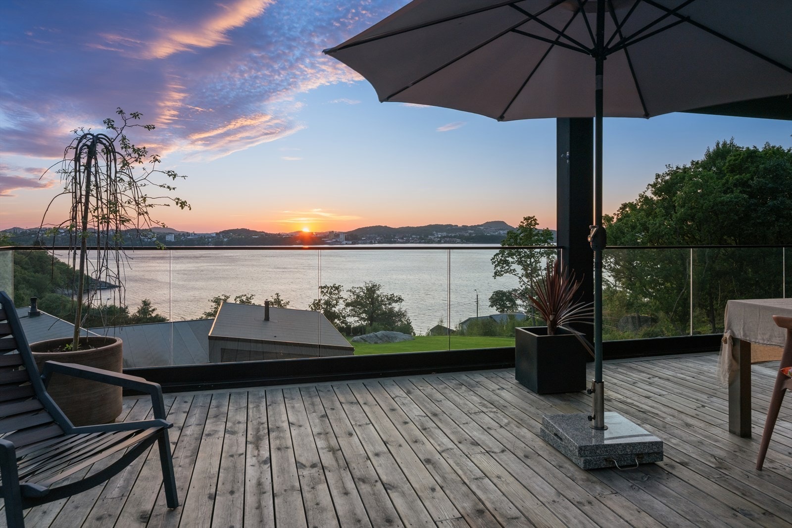 Boligen ligger tilbaketrukket og fint til i terrenget med et skogkledd landskap i bakgrunnen og nydelig utsikt over Gandsfjorden. Galleribilde