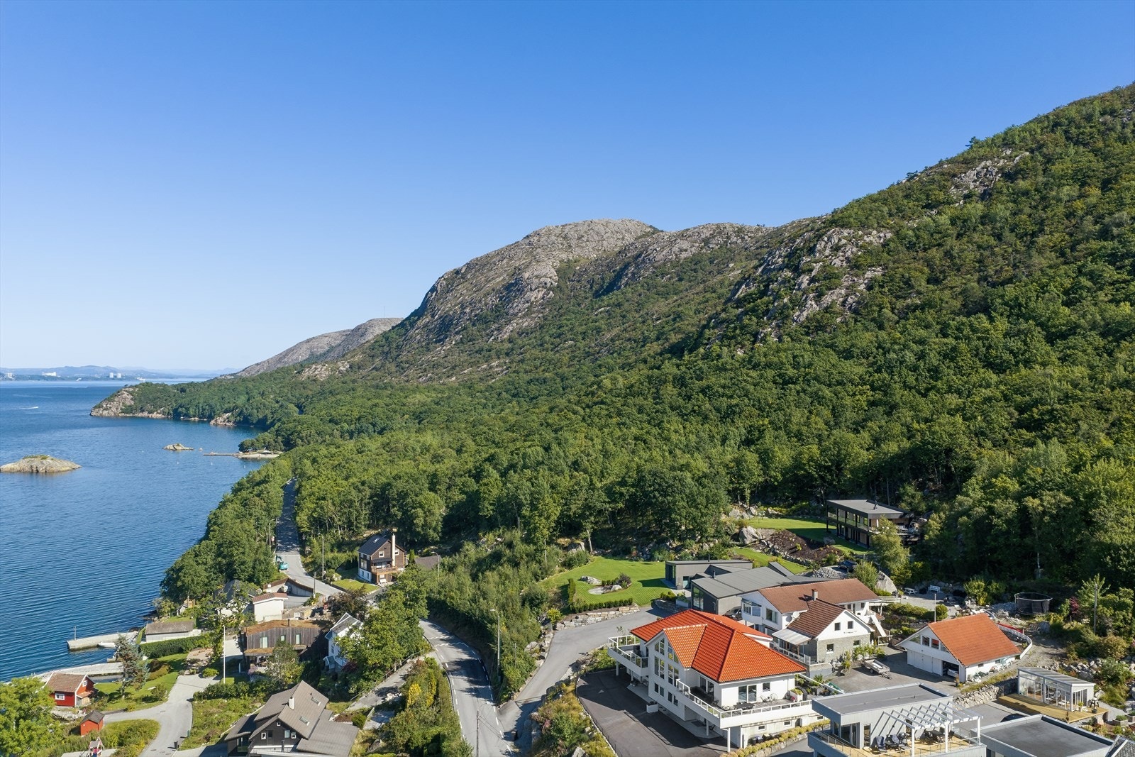 Nærområdet byr på førsteklasses tur- og friluftsmuligheter like utenfor døren med kort vei til blant annet Dalsnuten og Lifjell. Nede ved fjorden finner du etablerte bade- og rekreasjonsområder som Holmavika. Galleribilde