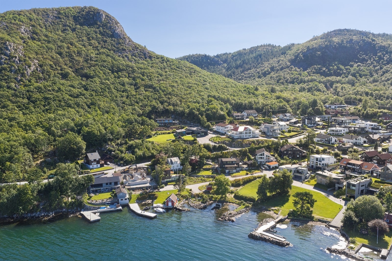 Området er svært familievennlig med kort vei til lekeplasser, barnehager, skole, dagligvarebutikk og flotte turområder. Velkommen til visning! Galleribilde