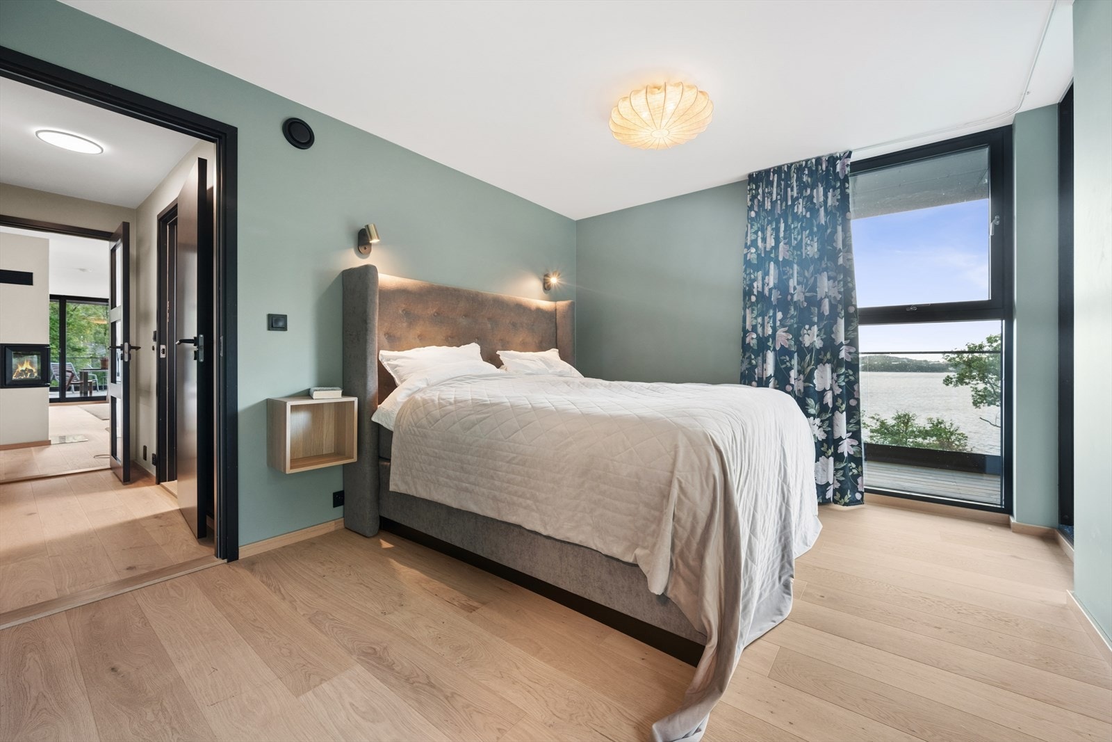 Boligen har totalt fire soverom. Hovedsoverommet er del av en "foreldre suite" med tilhørende walk-in garderobe og bad. Galleribilde