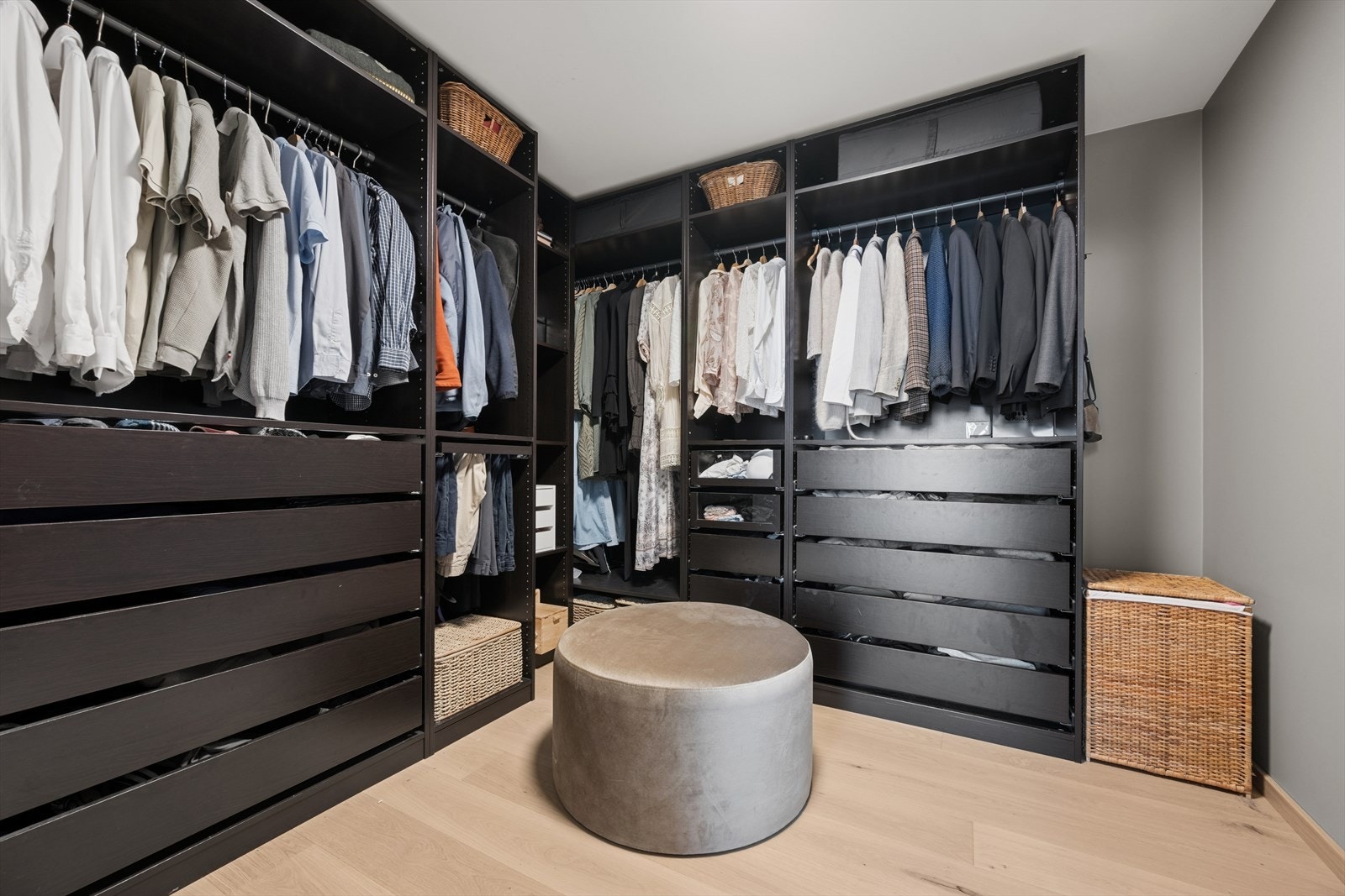 Garderoberommet er innredet med en stor PAX-garderobe som gir rikelig med oppbevaringsplass, og har videre forbindelse til badet. Galleribilde