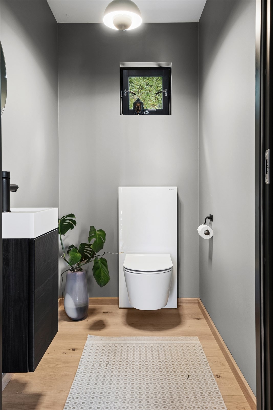 Vegg i vegg med baderommet har man et toalettrom innredet med vegghengt toalett og baderomsinnredning med nedfelt servant. Et kjekt, ekstra rom hvor man slipper å ha gjester inn på badet. Galleribilde