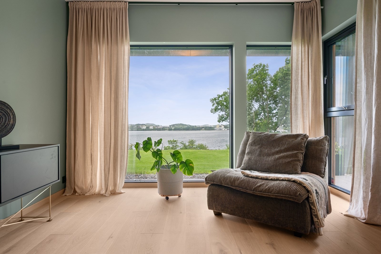 Også fra underetasjen kan man nyte flott utsikt over Gandsfjorden. Galleribilde