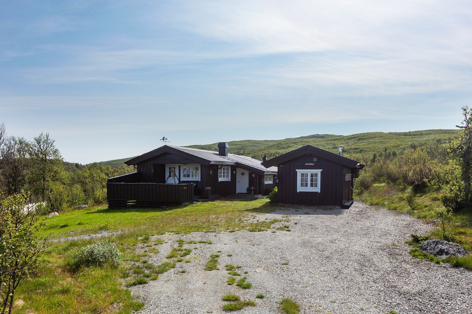 Denne trivelige eiendommen i Utsikten 10 ligger flott til på Lenningen. Den ligger mellom Lortetjernet og Lortetjernhaugen, i et naturskjønt område med spredt hyttebebyggelse og fin turterreng. Galleribilde