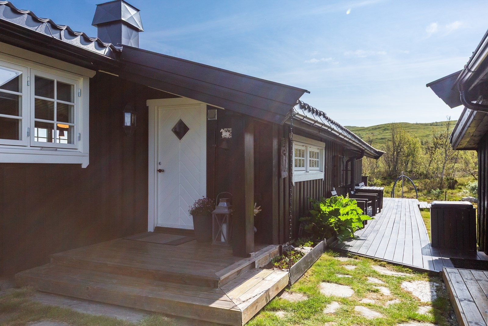 Med en lun og koselig hytte, solrike terrasser, eget anneks/uthus og alle fasiliteter ligger alt til rette for å samle familie og venner til opplevelsesrike dager på fjellet. Galleribilde