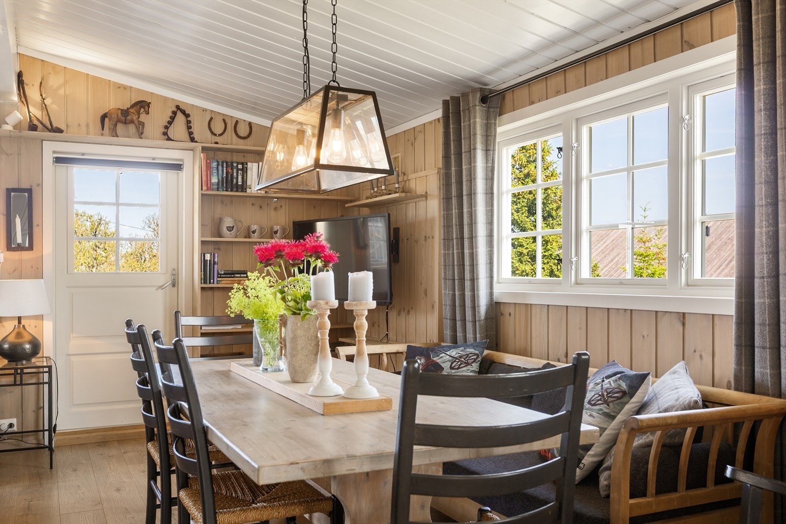 Fra stua er det utgang til terrasse, slik at inne- og uteområdene flyter naturlig sammen. Galleribilde