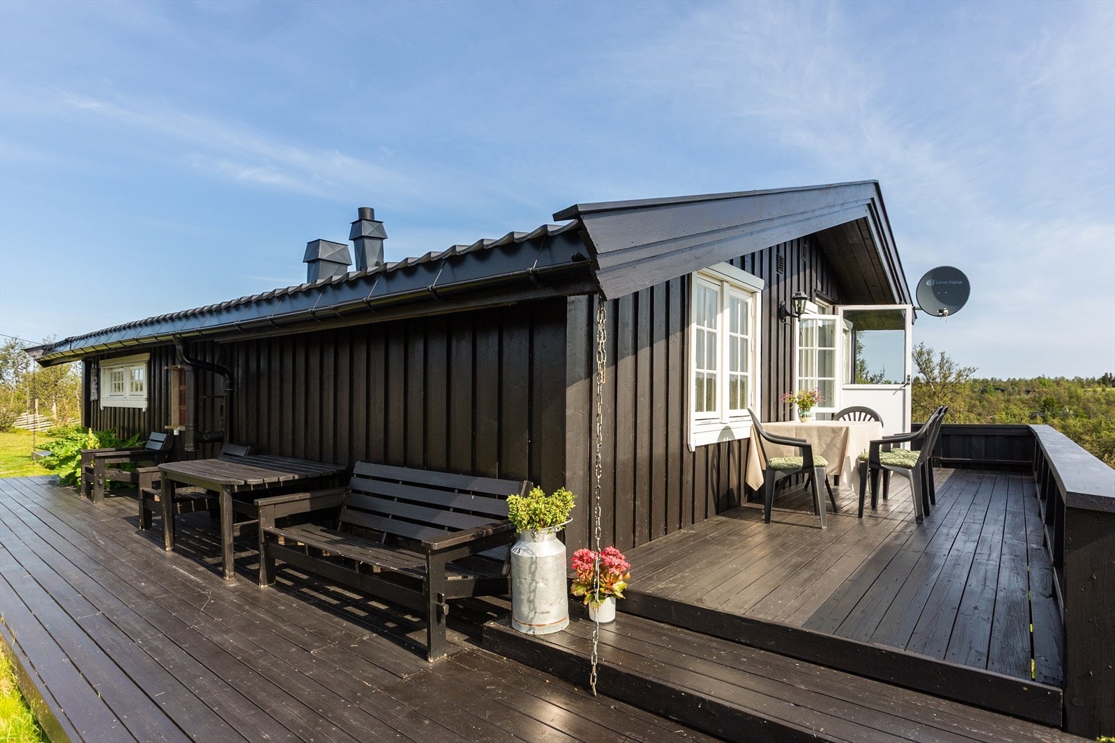 Her er det store og hyggelige terrassearealer som gir gode muligheter til å nyte både solen og den flotte utsikten gjennom hele dagen. Galleribilde