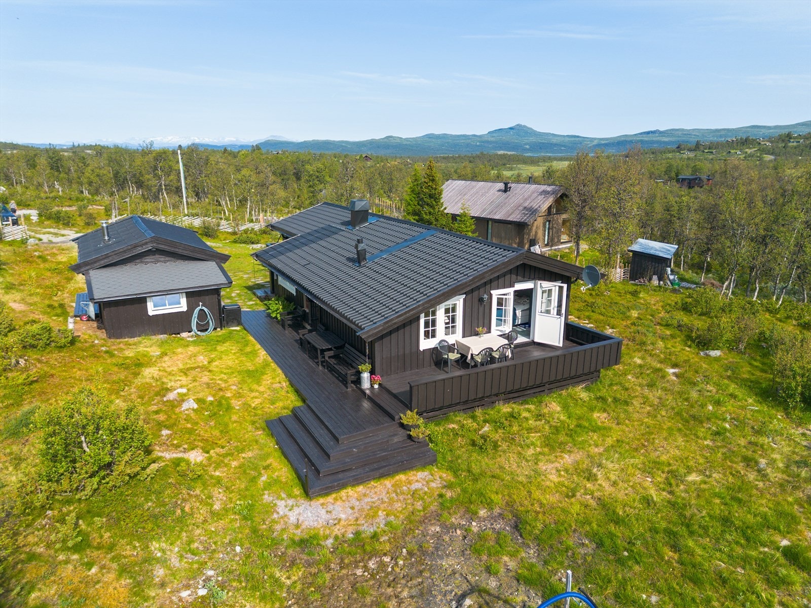 Utsikten 10 er en innholdsrik eiendom som kombinerer hyttekos med praktiske løsninger og flotte uteområder. Med vakker utsikt, gode solforhold og umiddelbar nærhet til flott fjellnatur ligger alt til rette for et aktivt og trivelig hytteliv året rundt! Galleribilde