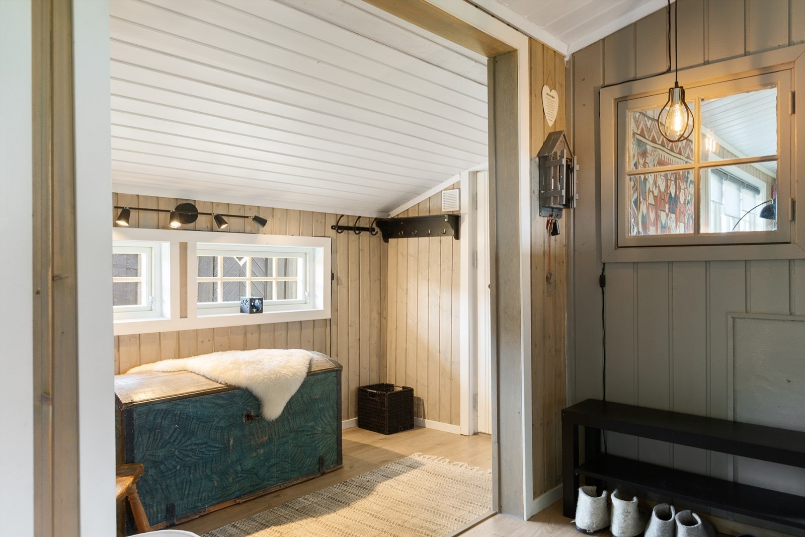 I hytta er det en lys og romslig entré. Galleribilde