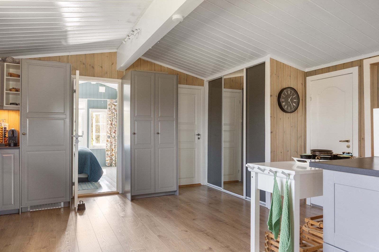 I hytta er det godt med garderobe- og oppbevaringsplass i flere skap, blant annet i en stor skyvedørsgarderobe ved kjøkkenet. Galleribilde