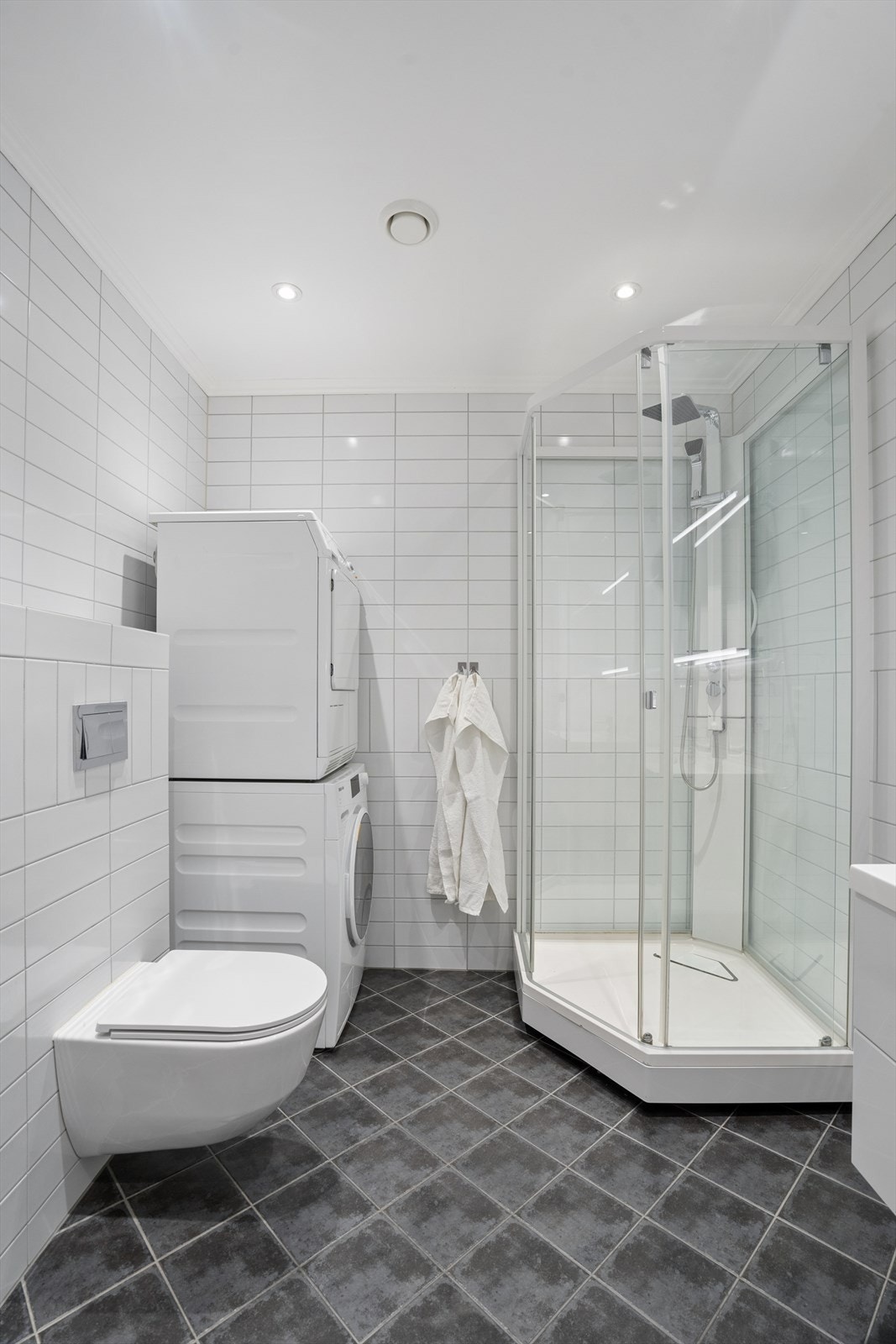 Eget hjørne med opplegg for vaskemaskin og tørketrommel på badet. Galleribilde