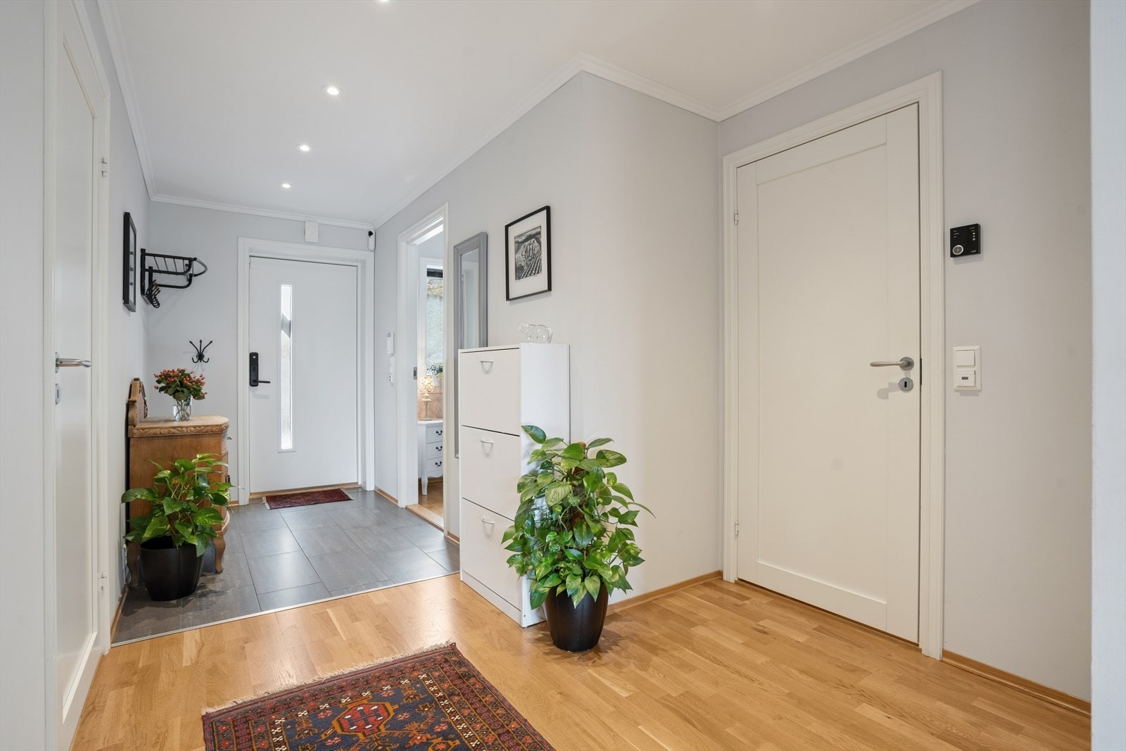 Her er det god plass til å henge fra seg yttertøy og sko. Galleribilde