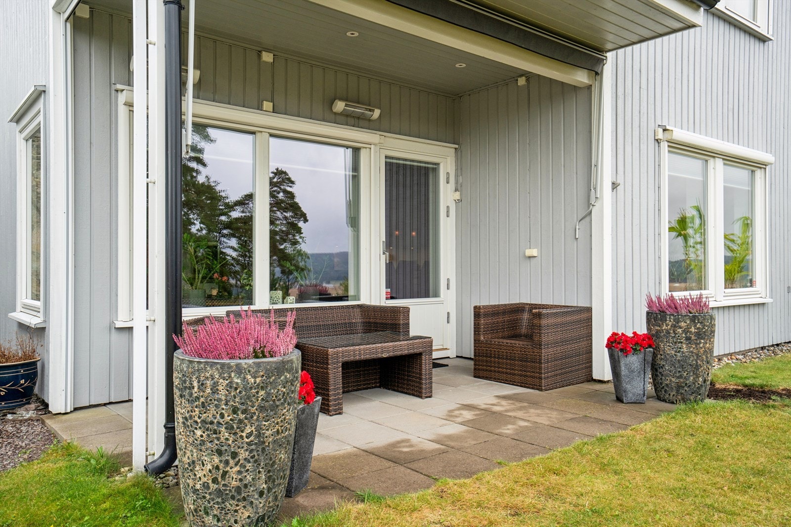 Skjermet uteplass med god plass til sittegruppe. Galleribilde