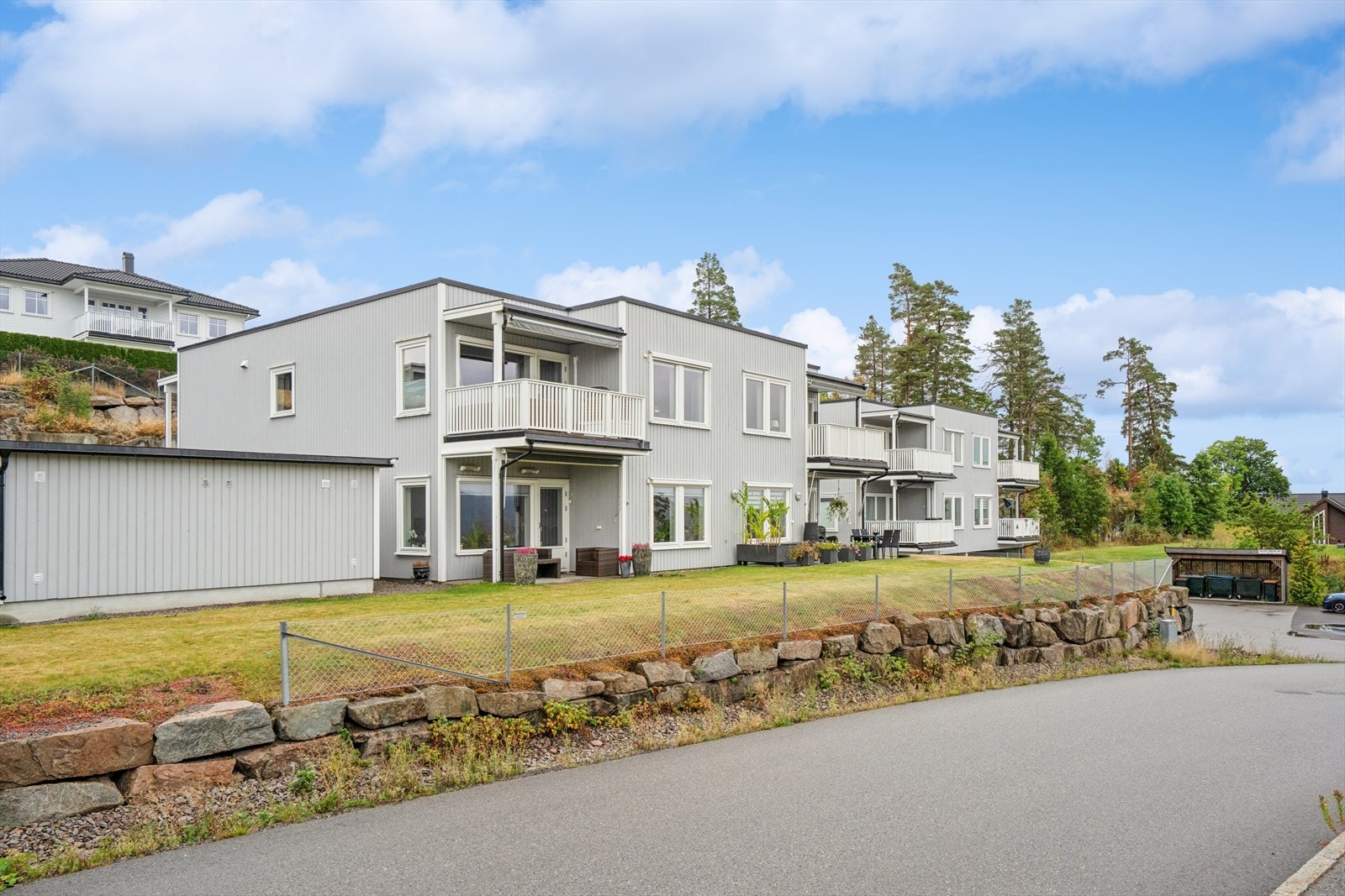Eiendommen ligger i et barnevennlig boligområde i Skjeggestadåsen med kort vei til Revetal sentrum. Galleribilde