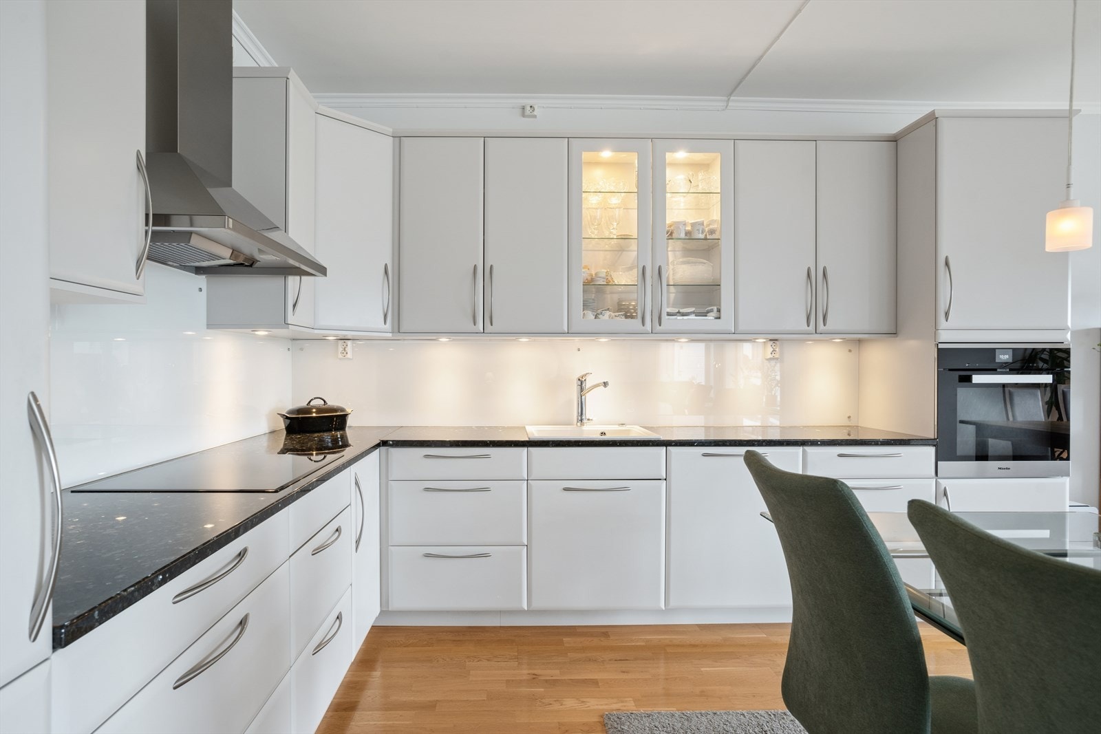 Det er integrert kjøl/fryseskap, oppvaskmaskin, komfyr og induksjonstopp. Galleribilde