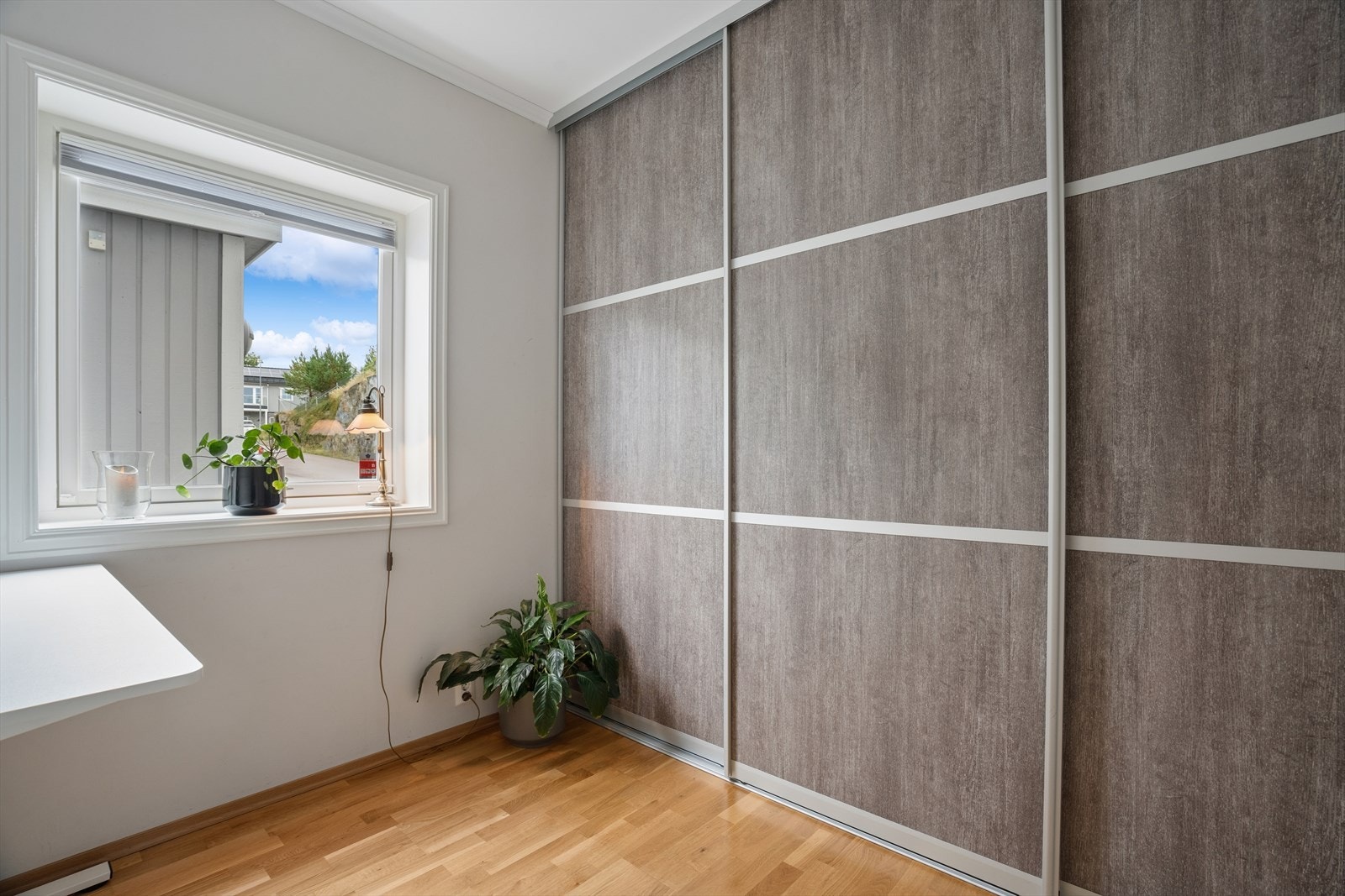 Også her er det montert en praktisk skyvedørsgarderobe. Galleribilde