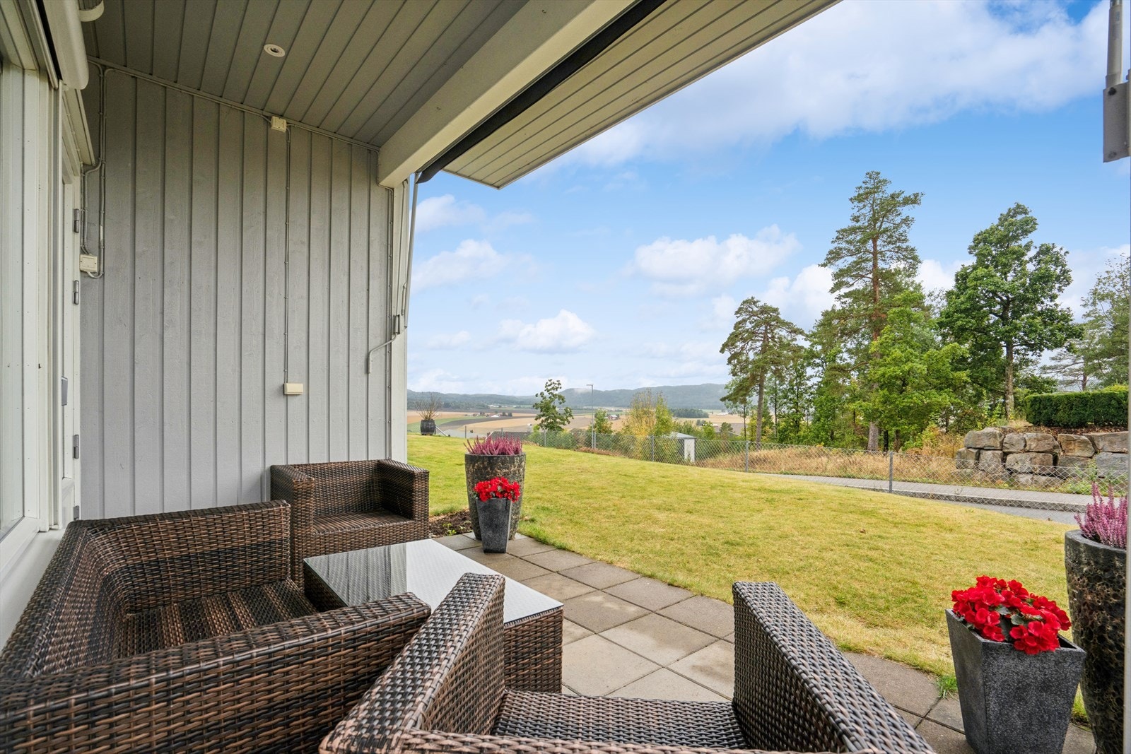 Nyt rolige dager på den terrassen med utsikt mot det åpne landskapet. Galleribilde