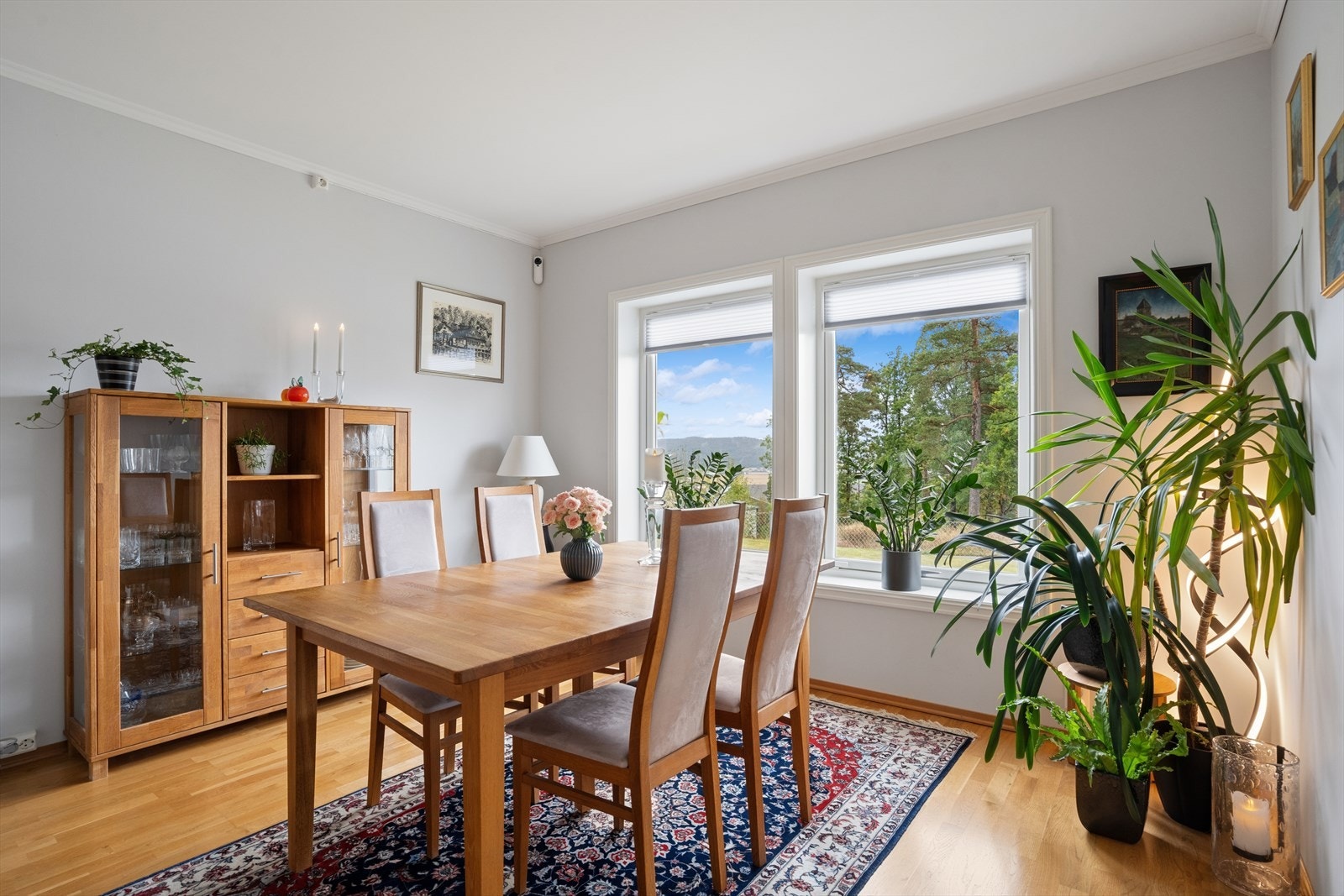 Den ene delen av stuen har god plass til et større langbord. Galleribilde