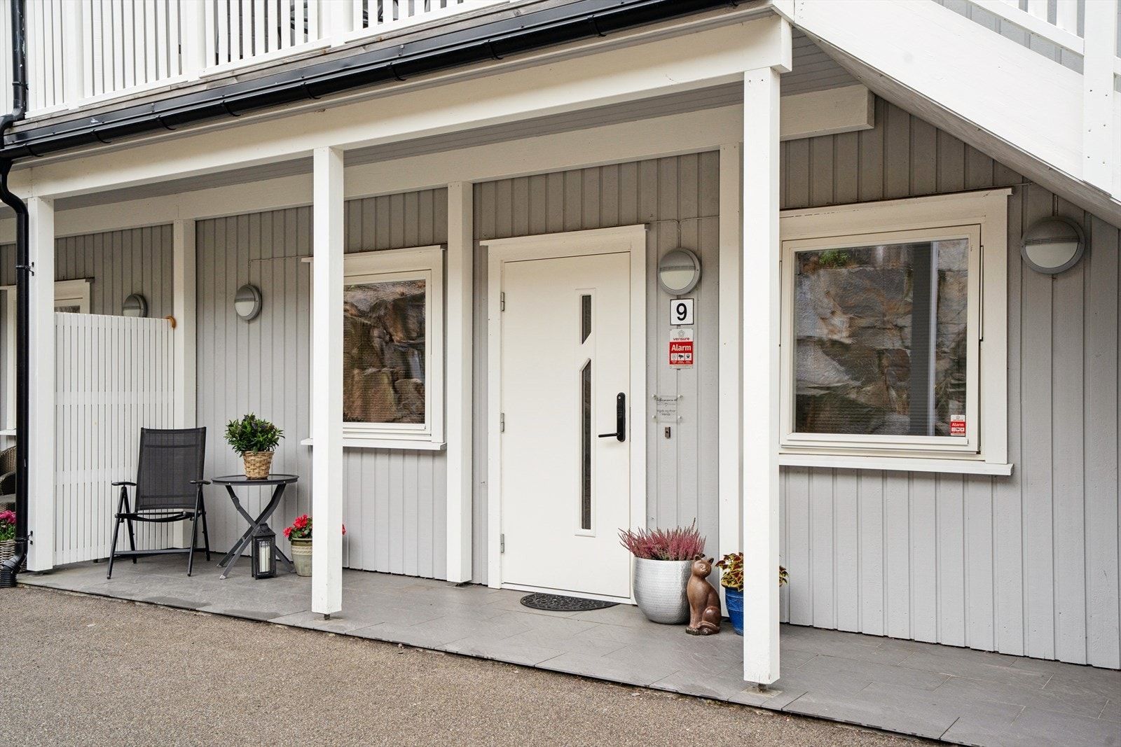 Overbygget og trinnfri adkomst ved leilighetens inngangsdør. Galleribilde