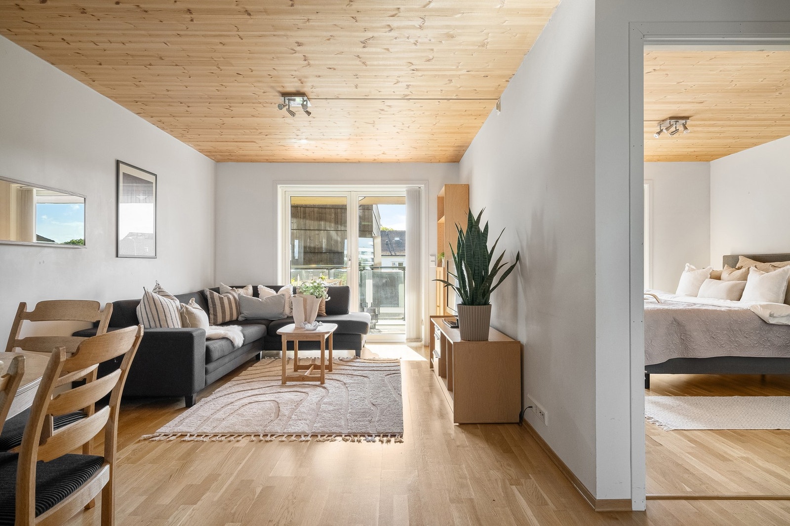 Boligen har gjennomgående, stilren parkett og store vindusflater som gir en lys og luftig atmosfære. Galleribilde