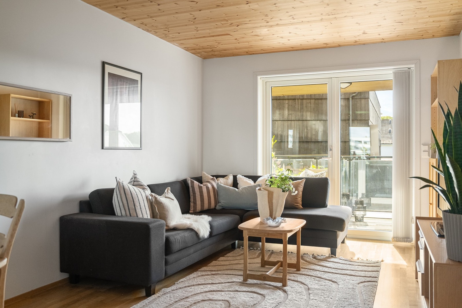 Fra stuen er det utgang til en hyggelig, sørvendt balkong. Galleribilde