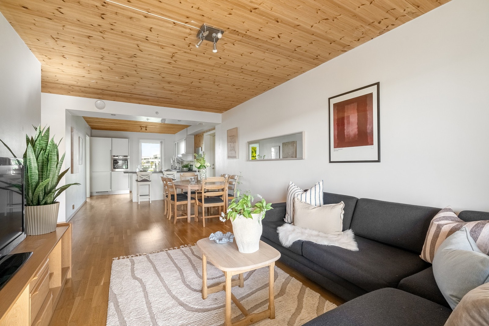 Det er god plass til ønsket spisegruppe ved kjøkkenet. Galleribilde