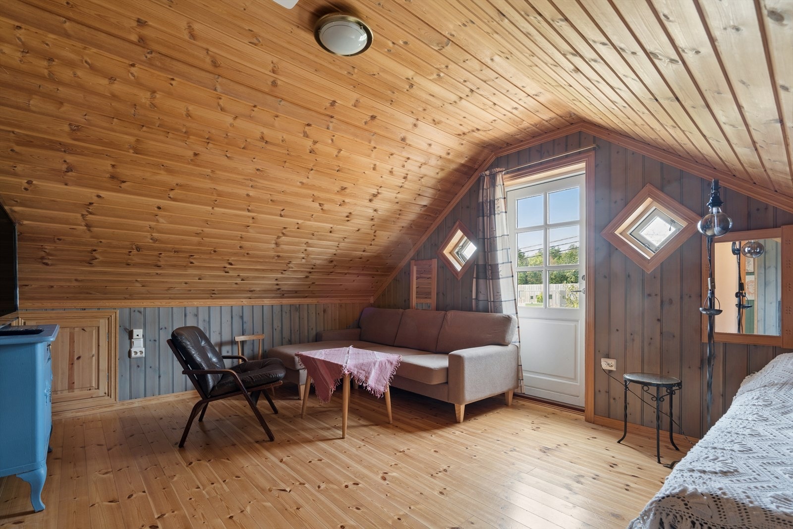 Innredet soverom er ihht. bygningstegningene godkjent som disponibelt uinnredet rom (tilleggsdel- ikke omsøkt/godkjent). Galleribilde